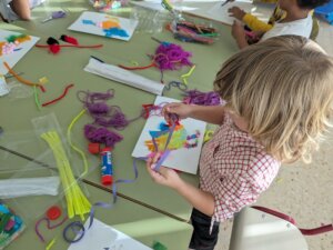 Los niños disfrutan de actividades creativas durante la Semana Santa en la Pobla de Farnals