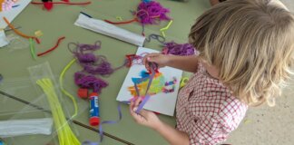 Los niños disfrutan de actividades creativas durante la Semana Santa en la Pobla de Farnals