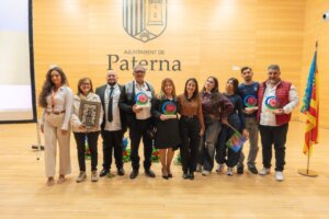 Isabel Segura junto a galardonados en el acto del Día Mundial del Pueblo Gitano en Paterna