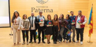 Isabel Segura junto a galardonados en el acto del Día Mundial del Pueblo Gitano en Paterna