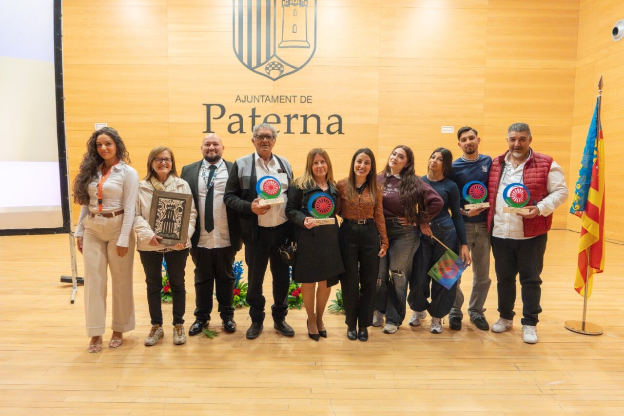Isabel Segura junto a galardonados en el acto del Día Mundial del Pueblo Gitano en Paterna