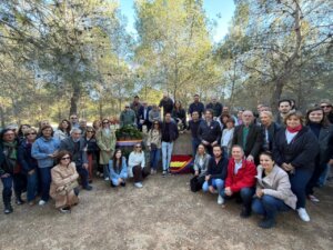 El PSPV de Paterna rinde homenaje a las víctimas en el Paredón de España.