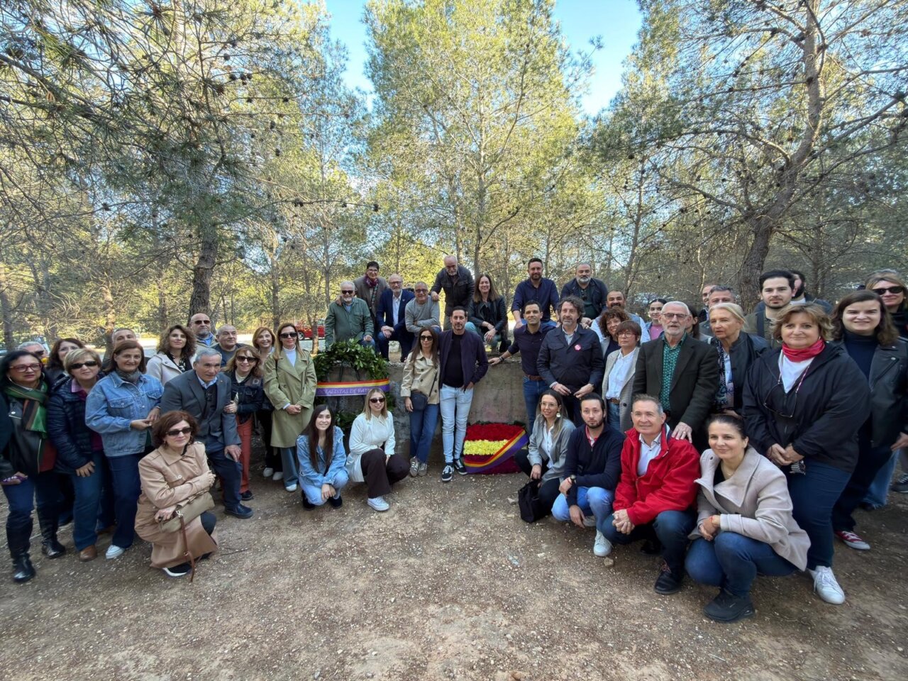 El PSPV de Paterna rinde homenaje a las víctimas en el Paredón de España.