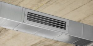 Rejilla de aire acondicionado por conductos en un techo moderno