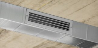 Rejilla de aire acondicionado por conductos en un techo moderno