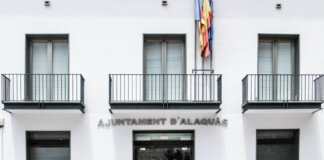 Fachada del Ajuntament d'Alaquàs con banderas en la entrada.