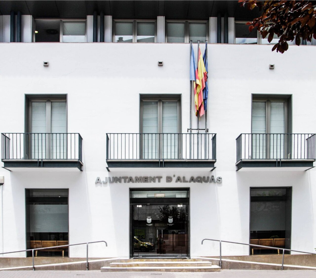 Fachada del Ajuntament d'Alaquàs con banderas en la entrada.