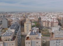 Vista aérea de la ciudad de Alaquas con edificios y áreas verdes
