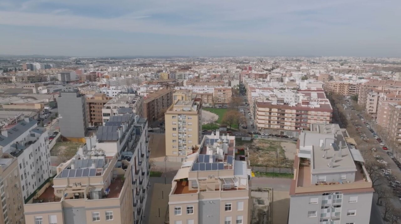 Vista aérea de la ciudad de Alaquas con edificios y áreas verdes
