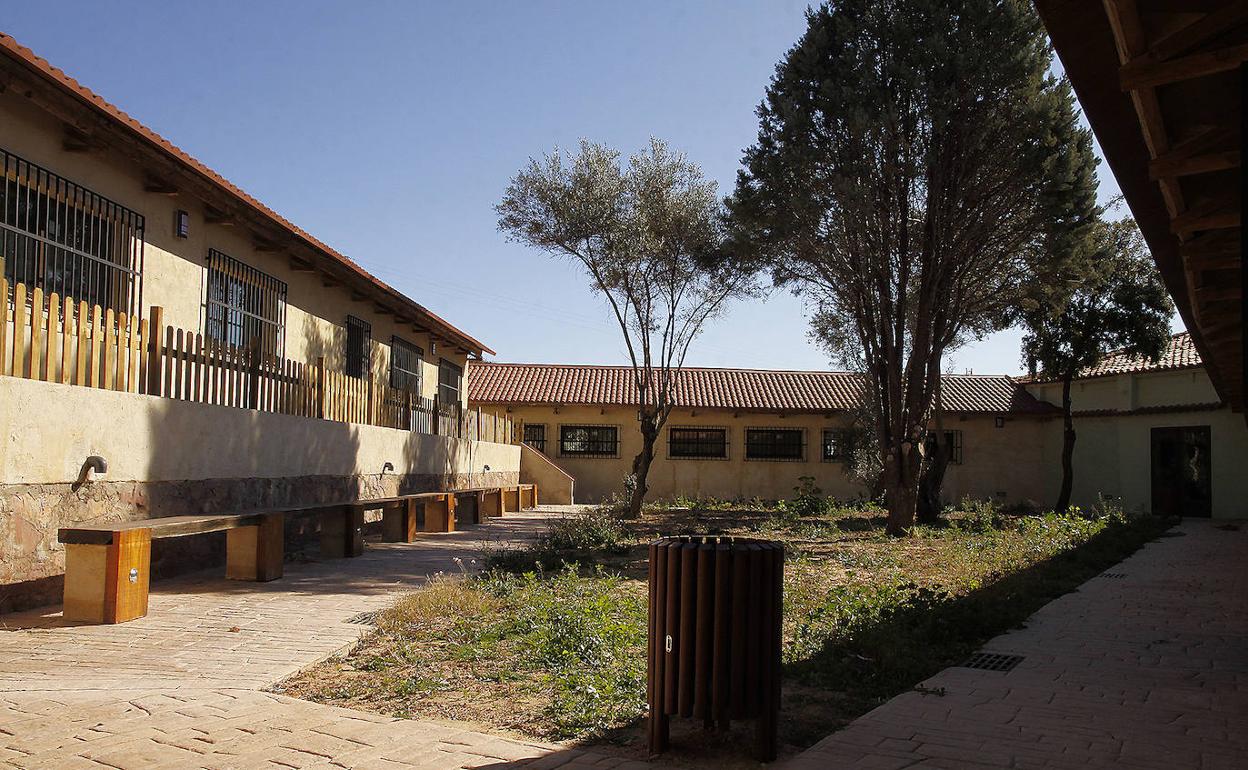 Vista del albergue y zona recreativa en La Costera, Puçol.