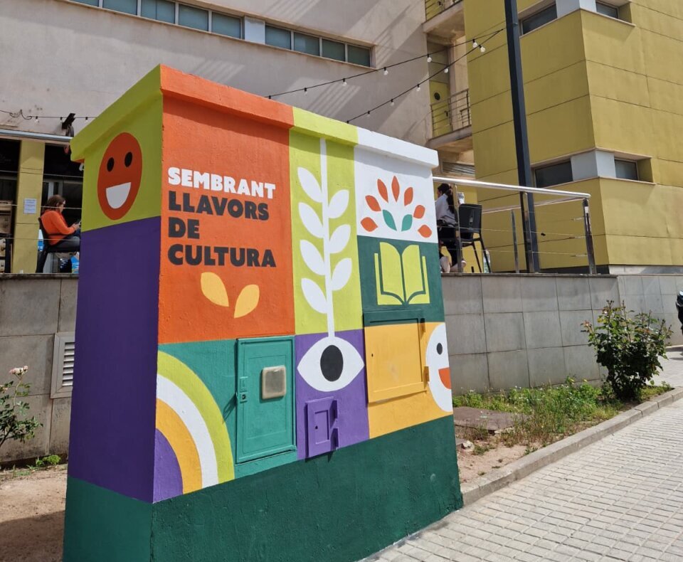Mural colorido en la Casa de Cultura de Alboraya