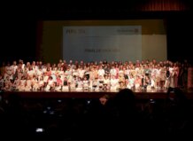 Albuixech celebra la primera edició del certamen Viva Veu per fomentar la lectura en valencià Grupo de niños y adultos en la final del certamen Viva Veu en Albuixech