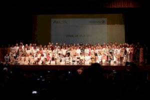 Grupo de niños y adultos en la final del certamen Viva Veu en Albuixech