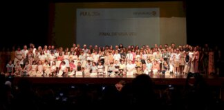 Grupo de niños y adultos en la final del certamen Viva Veu en Albuixech