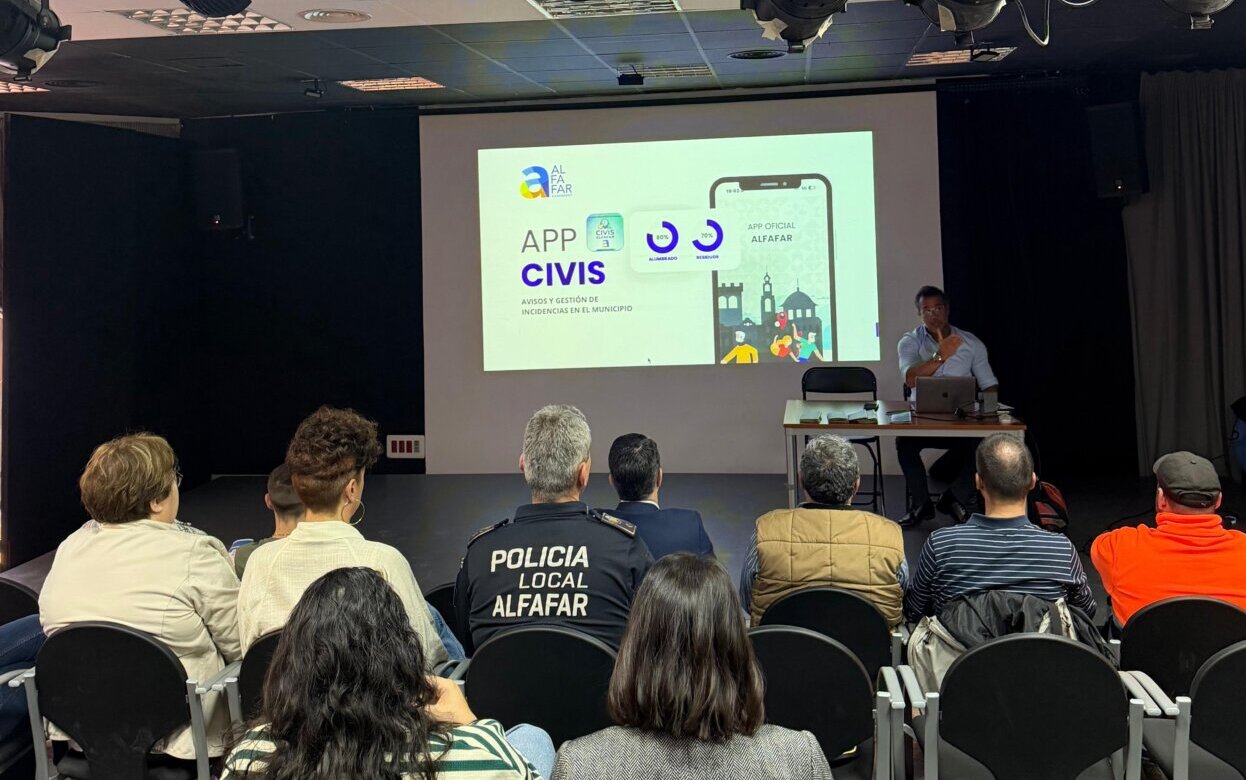 Presentación de la app Civis en un evento en Alfafar
