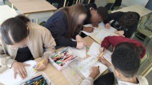 Estudiantes trabajando en proyectos de participación juvenil en Alfafar