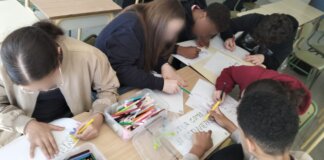 Estudiantes trabajando en proyectos de participación juvenil en Alfafar