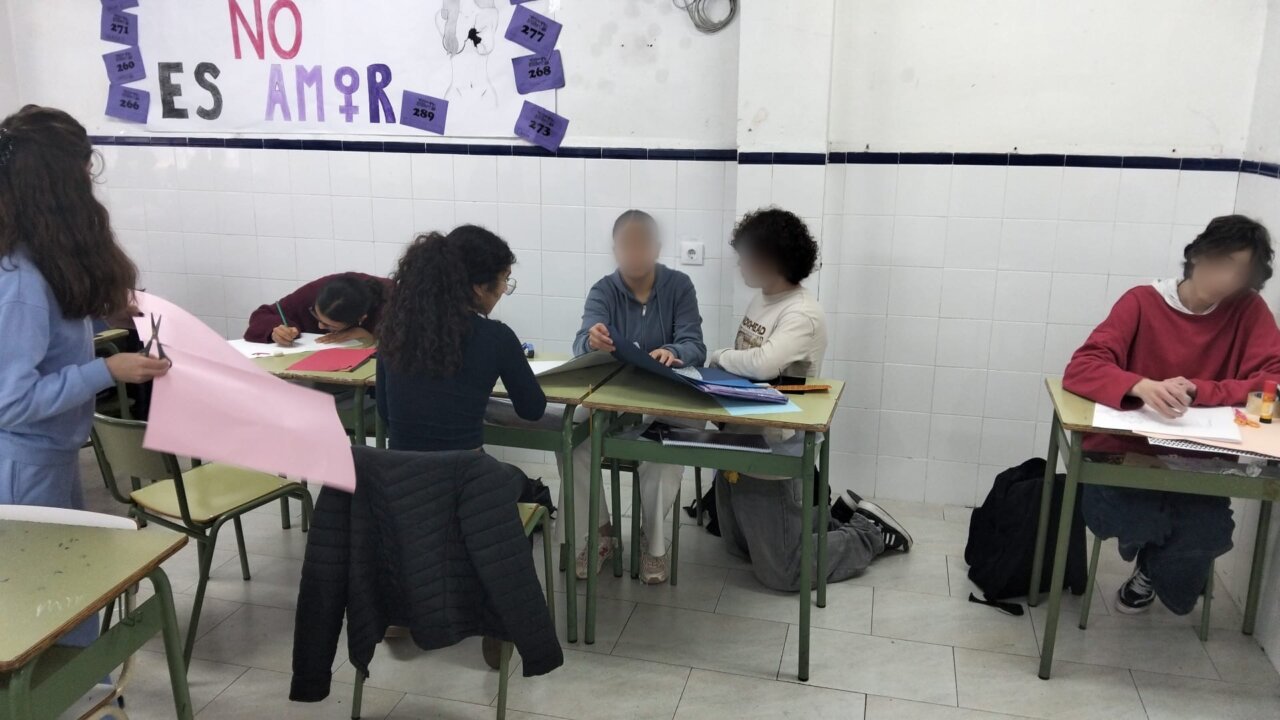 Estudiantes trabajando en proyectos de participación juvenil en Alfafar