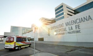 Ambulancia frente al Hospital La Fe en Valencia