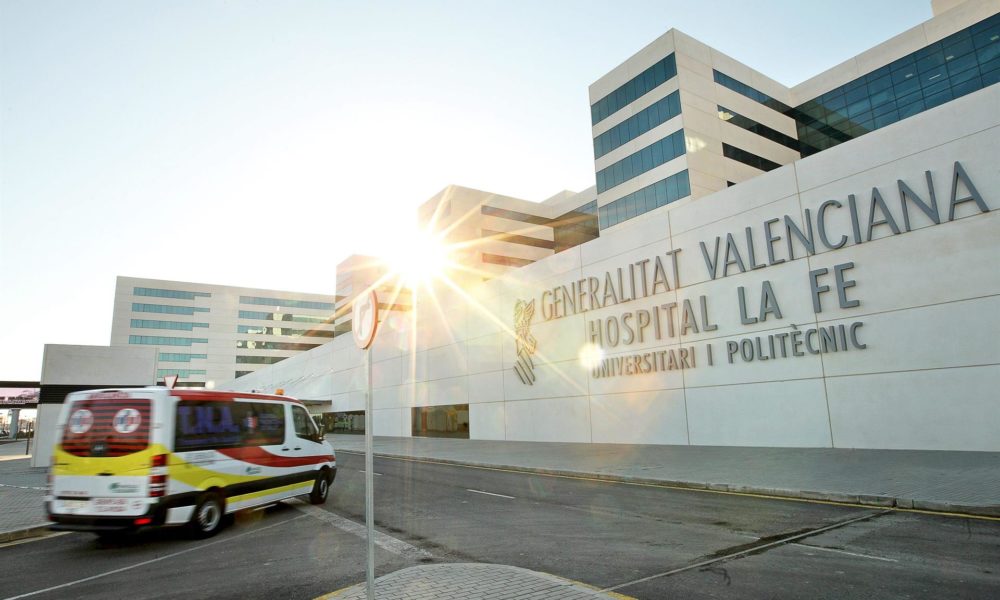 Ambulancia frente al Hospital La Fe en Valencia