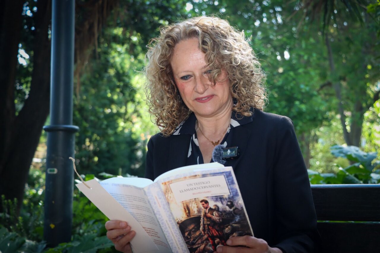 la alcaldesa de Torrent Amparo Folgado recomienda 'Un testigo llamado Cervantes' en el Día del Libro.