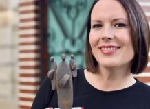 Amparo Orts sosteniendo el premio Tamborilera del Año 2026 en Hellín