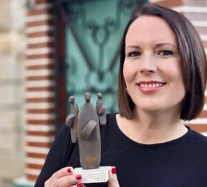 Amparo Orts sosteniendo el premio Tamborilera del Año 2026 en Hellín