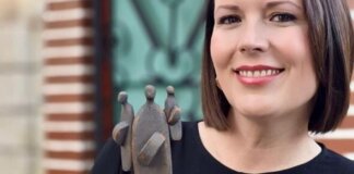 Amparo Orts sosteniendo el premio Tamborilera del Año 2026 en Hellín