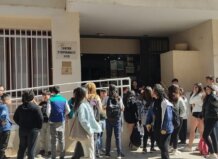 Grupo de estudiantes frente a la Casa de la Cultura de La Pobla de Farnals
