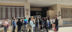 Grupo de estudiantes frente a la Casa de la Cultura de La Pobla de Farnals
