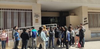 Grupo de estudiantes frente a la Casa de la Cultura de La Pobla de Farnals