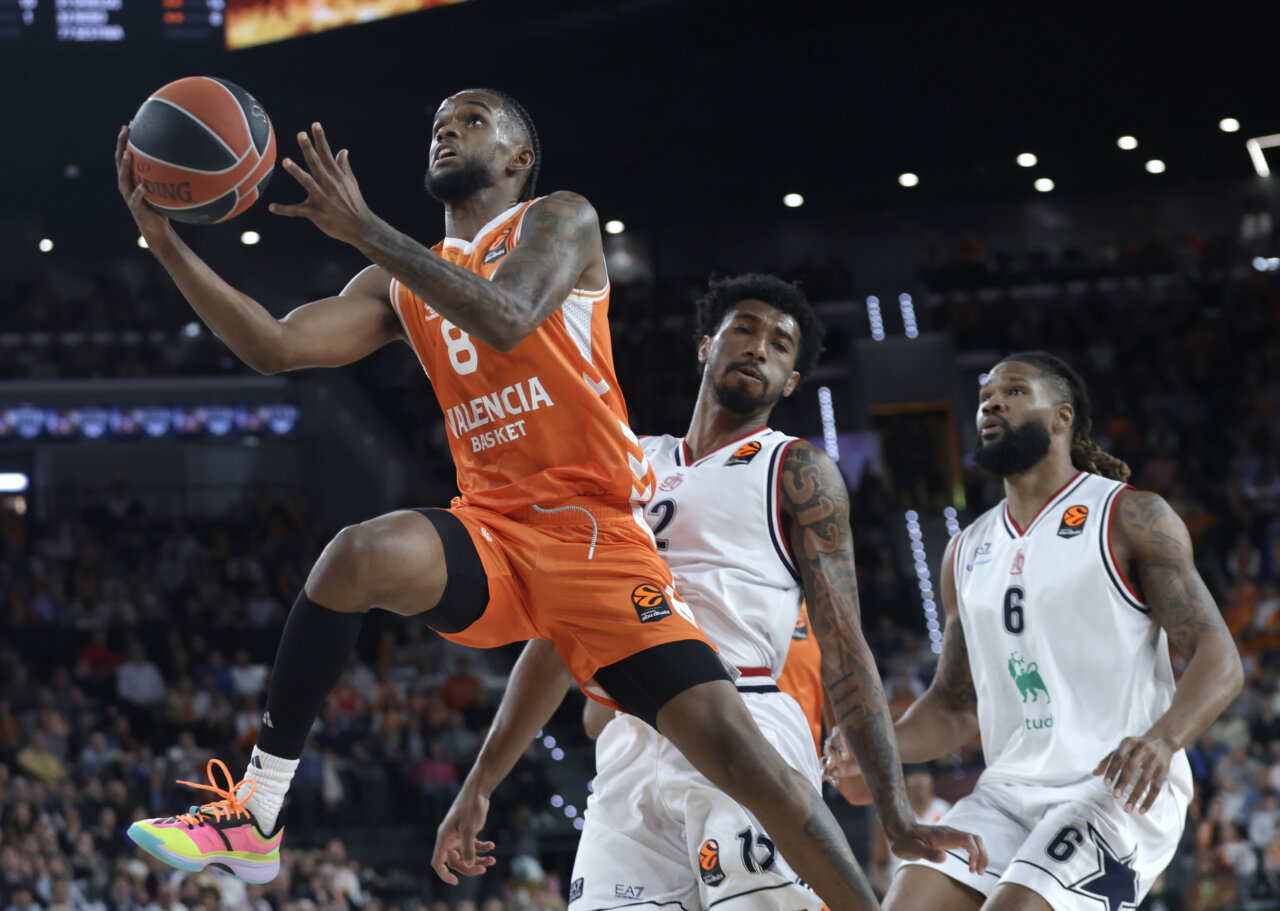 Jugador de Valencia Basket en acción durante el partido contra Milán