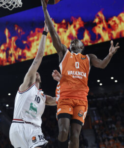 Jugador de Valencia Basket realizando un mate durante el partido contra Milán