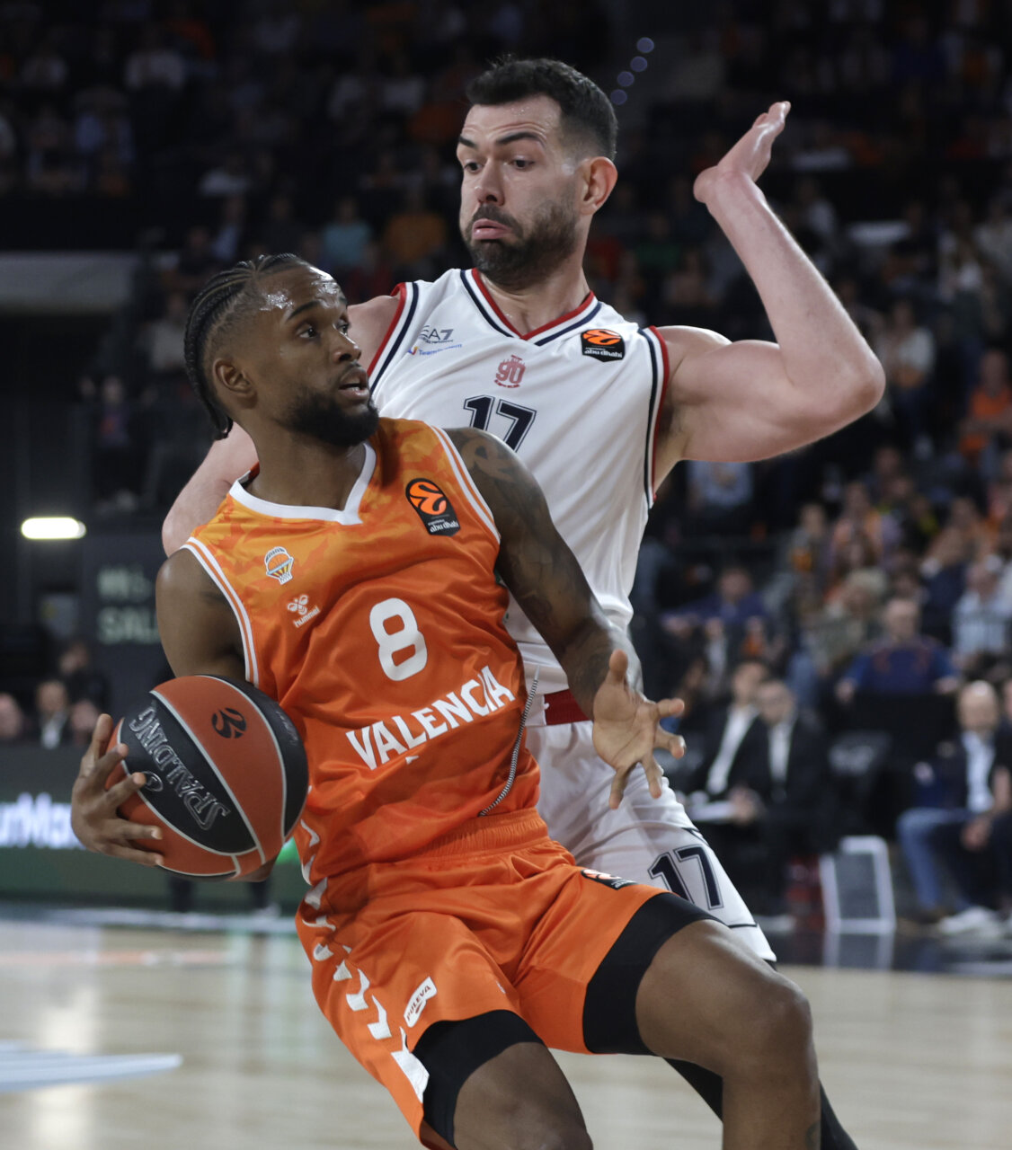 Jugador de Valencia Basket en acción durante un partido contra Milán