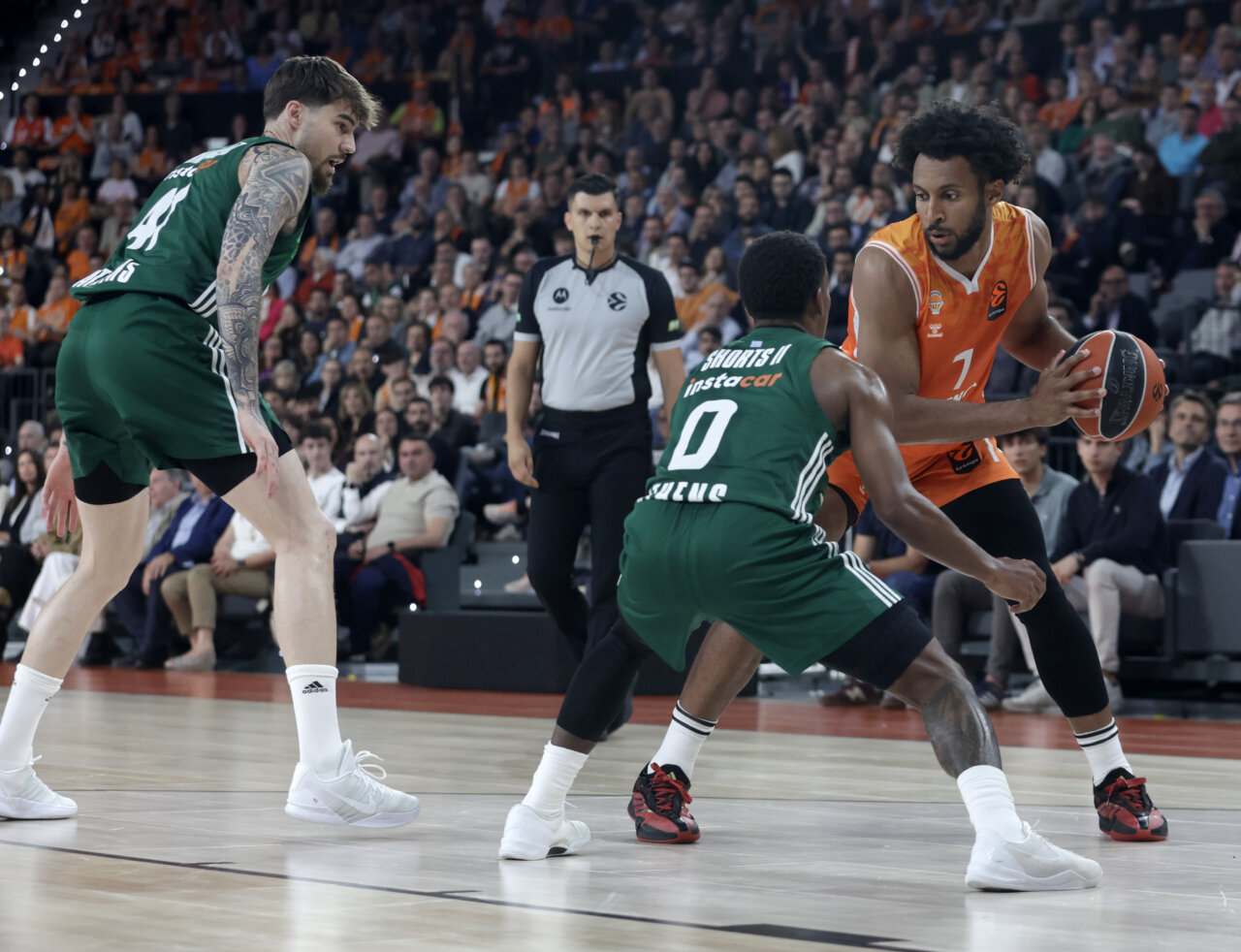 Jugadores de Valencia Basket y Panathinaikos compiten en un partido de baloncesto.