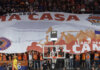 Valencia Basket impone su ley desde los números: una victoria construida con precisión, rebote y lectura colectiva Aficionados de Valencia Basket mostrando una gran pancarta en el partido.
