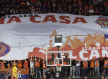 Aficionados de Valencia Basket mostrando una gran pancarta en el partido.
