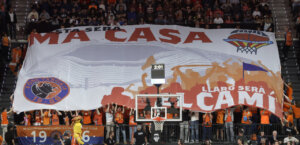 Aficionados de Valencia Basket mostrando una gran pancarta en el partido.