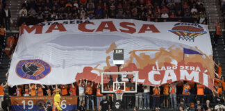 Aficionados de Valencia Basket mostrando una gran pancarta en el partido.