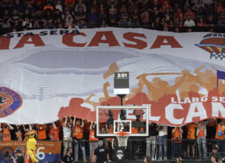 Valencia Basket impone su ley desde los números: una victoria construida con precisión, rebote y lectura colectiva Aficionados de Valencia Basket mostrando una gran pancarta en el partido.