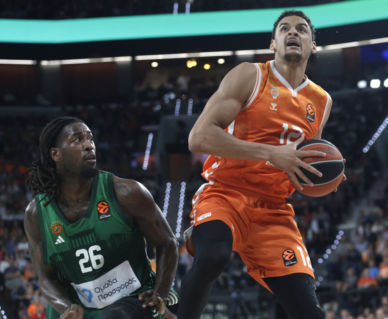Jugador de Valencia Basket en acción durante un partido de Euroliga.