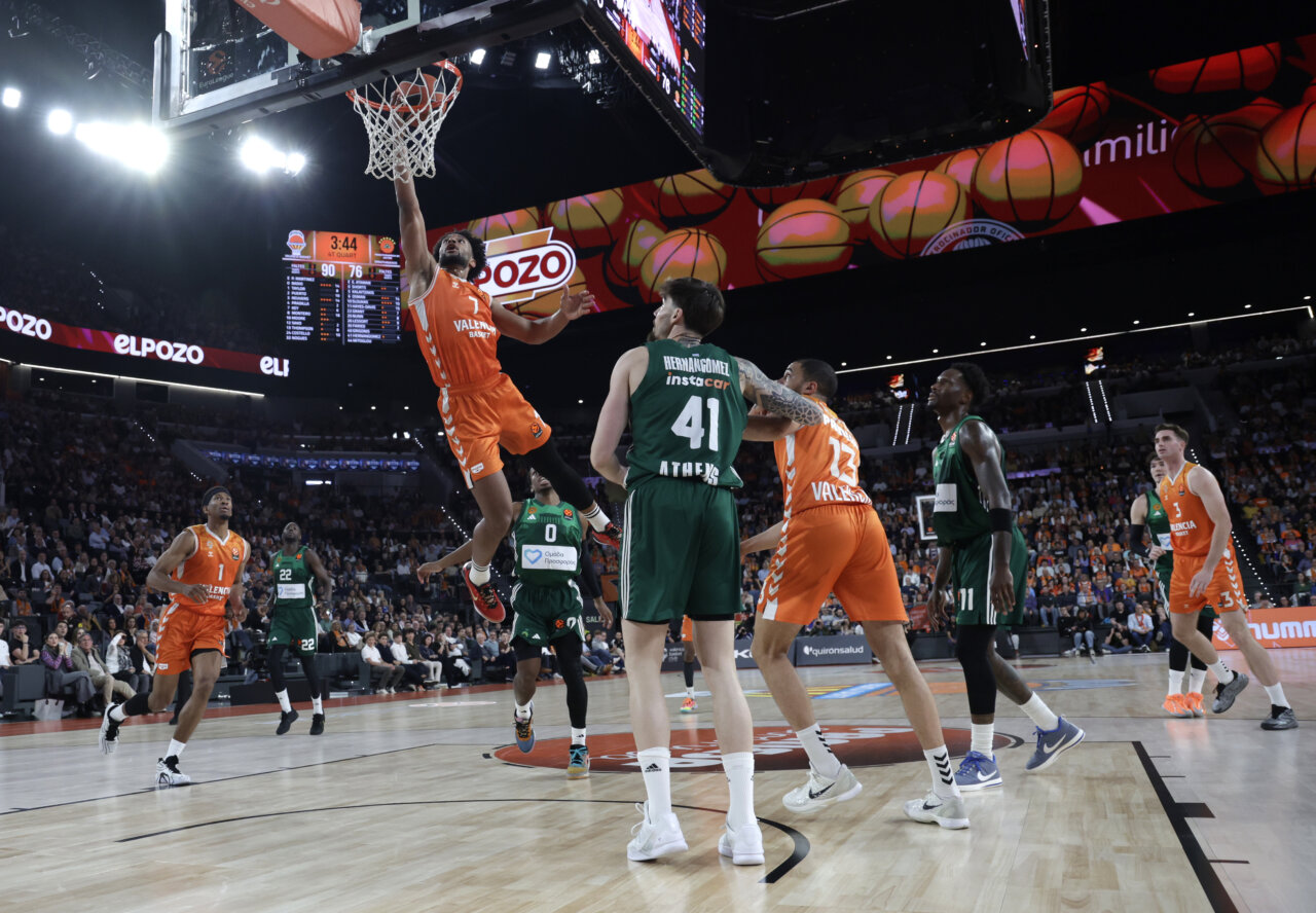 Jugador de Valencia Basket realizando una canasta durante el partido contra Panathinaikos.