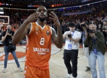 Jugador de Valencia Basket celebra tras una victoria histórica en playoffs