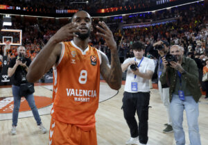 Jugador de Valencia Basket celebra tras una victoria histórica en playoffs