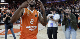 Jugador de Valencia Basket celebra tras una victoria histórica en playoffs