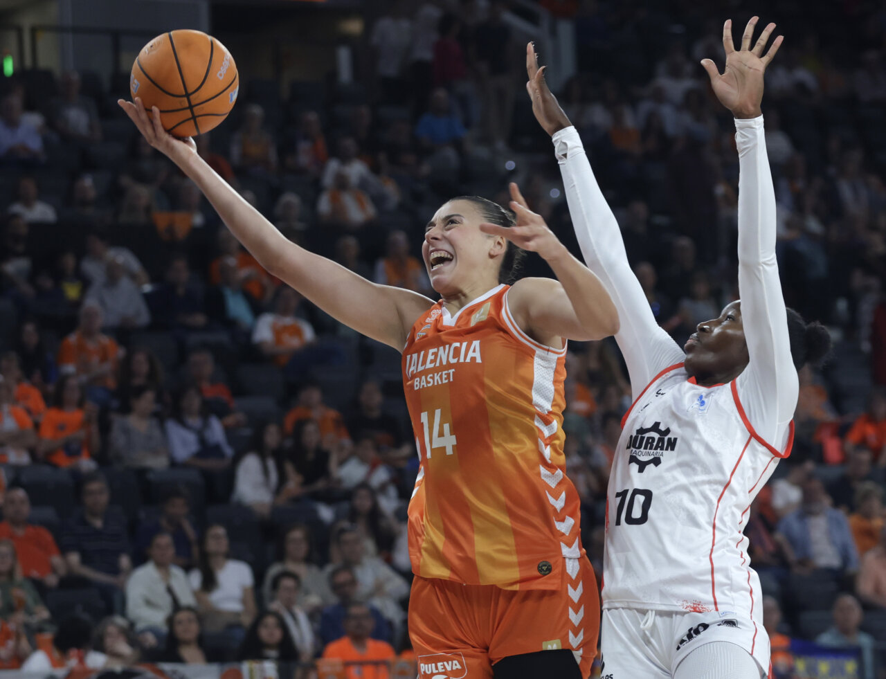 Jugadora de Valencia Basket intentando anotar durante un partido emocionante