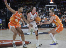 Jugadoras de Valencia Basket compiten por el balón en un partido emocionante.
