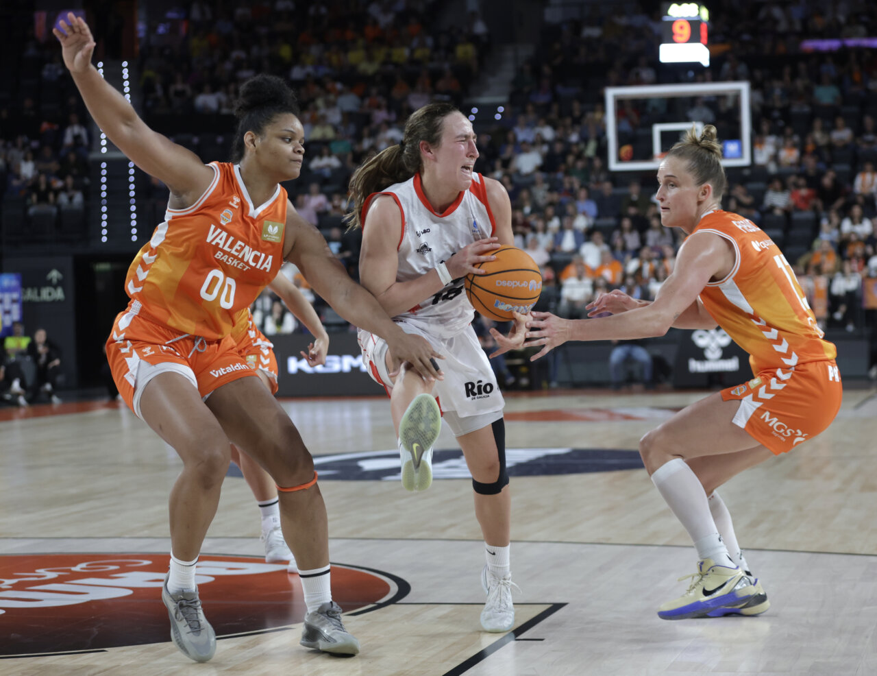 Jugadoras de Valencia Basket compiten por el balón en un partido emocionante.