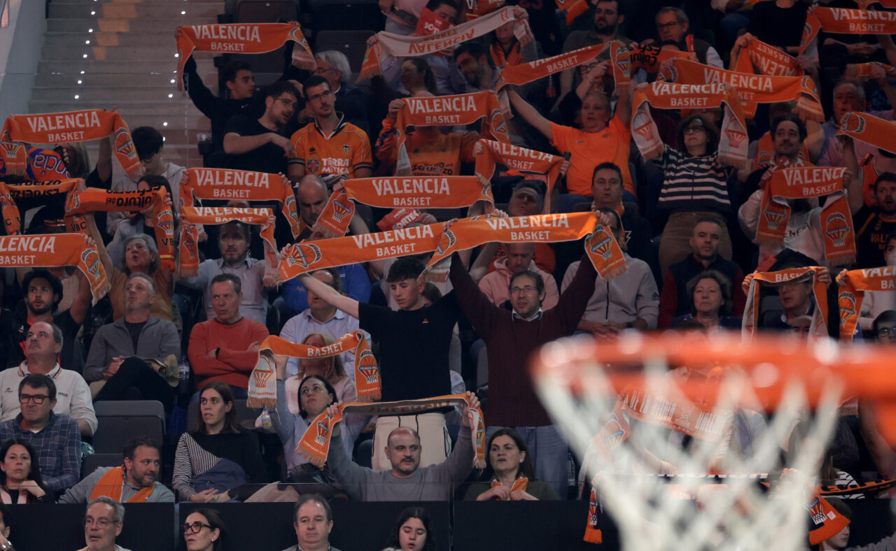 Aficionados de Valencia Basket animando con bufandas en el Roig Arena.