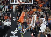 Jugador de Valencia Basket realizando una volcada durante el partido contra Olimpia de Milán.